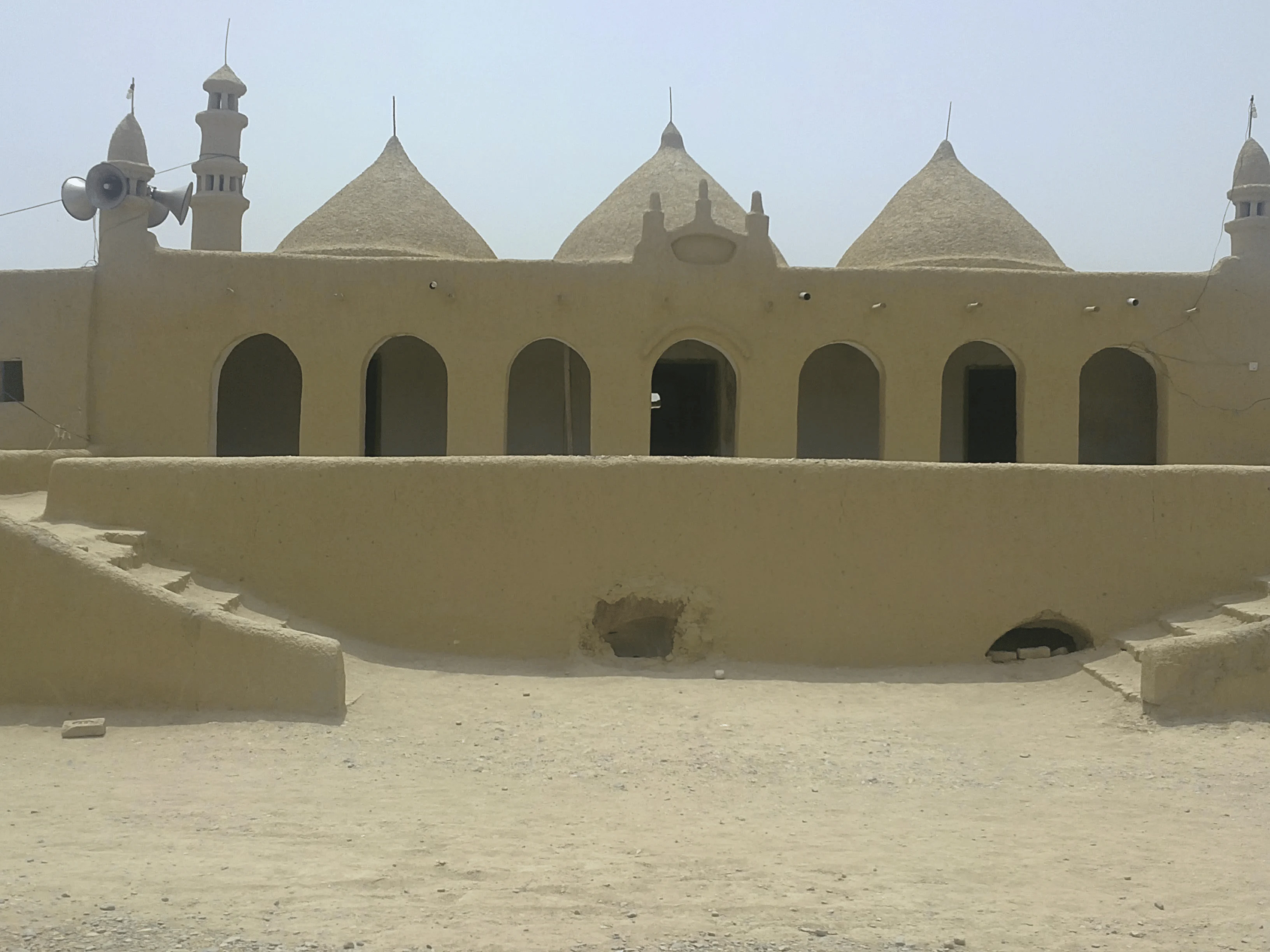 مسجد کا بیرونی منظر